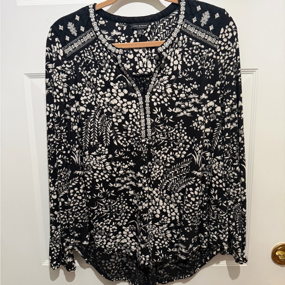 Lucky Brand black-white V neck L top